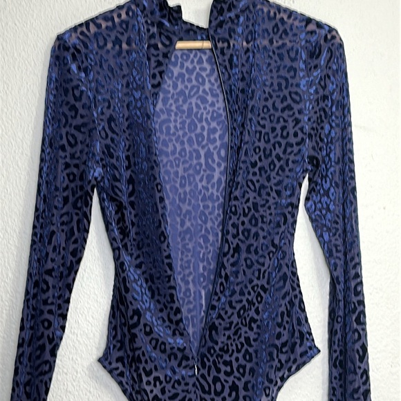 Bardot Adoni Blue Leopard Women’s Bodysuit Size 8 Mock Neck Velvet Long Sleeve - Picture 5 of 11
